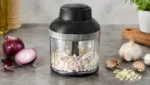 Zwiebeln und Knoblauch gleichmäßig zerkleinern
